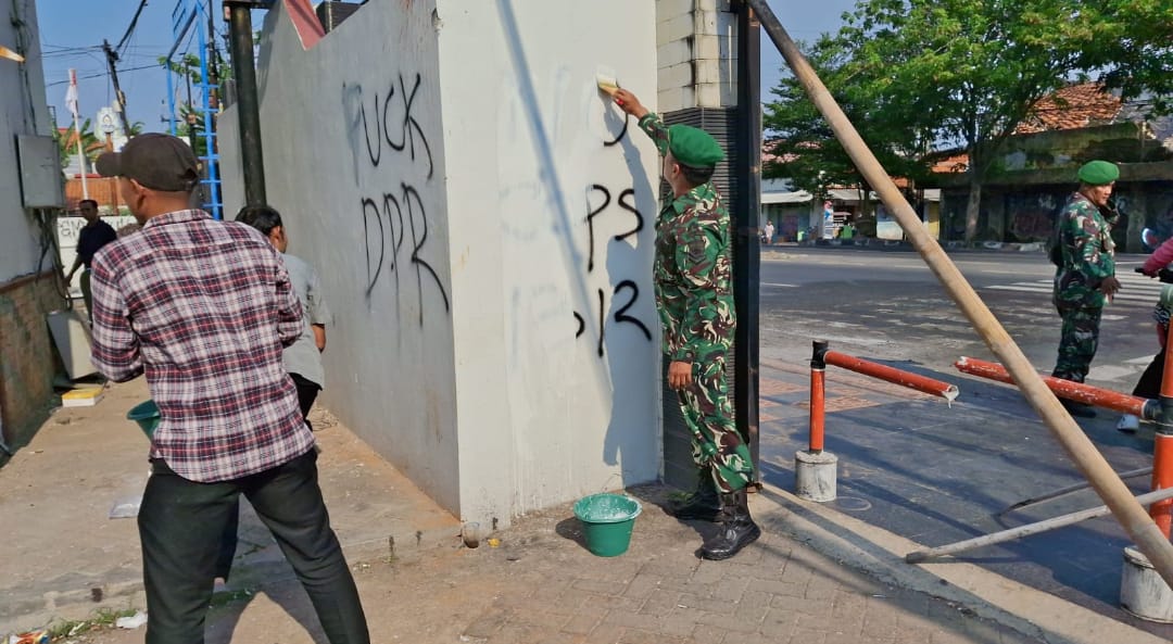 Warga dan TNI Kompak Gotong Royong Bersihkan Gedung DPRD Brebes