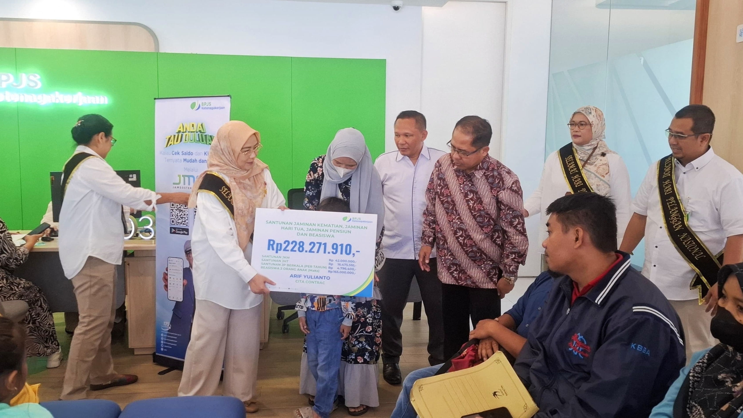 BPJamsostek Hadir Lindungi Pekerja Tegal Lewat Santunan Beasiswa dan Aplikasi JMO