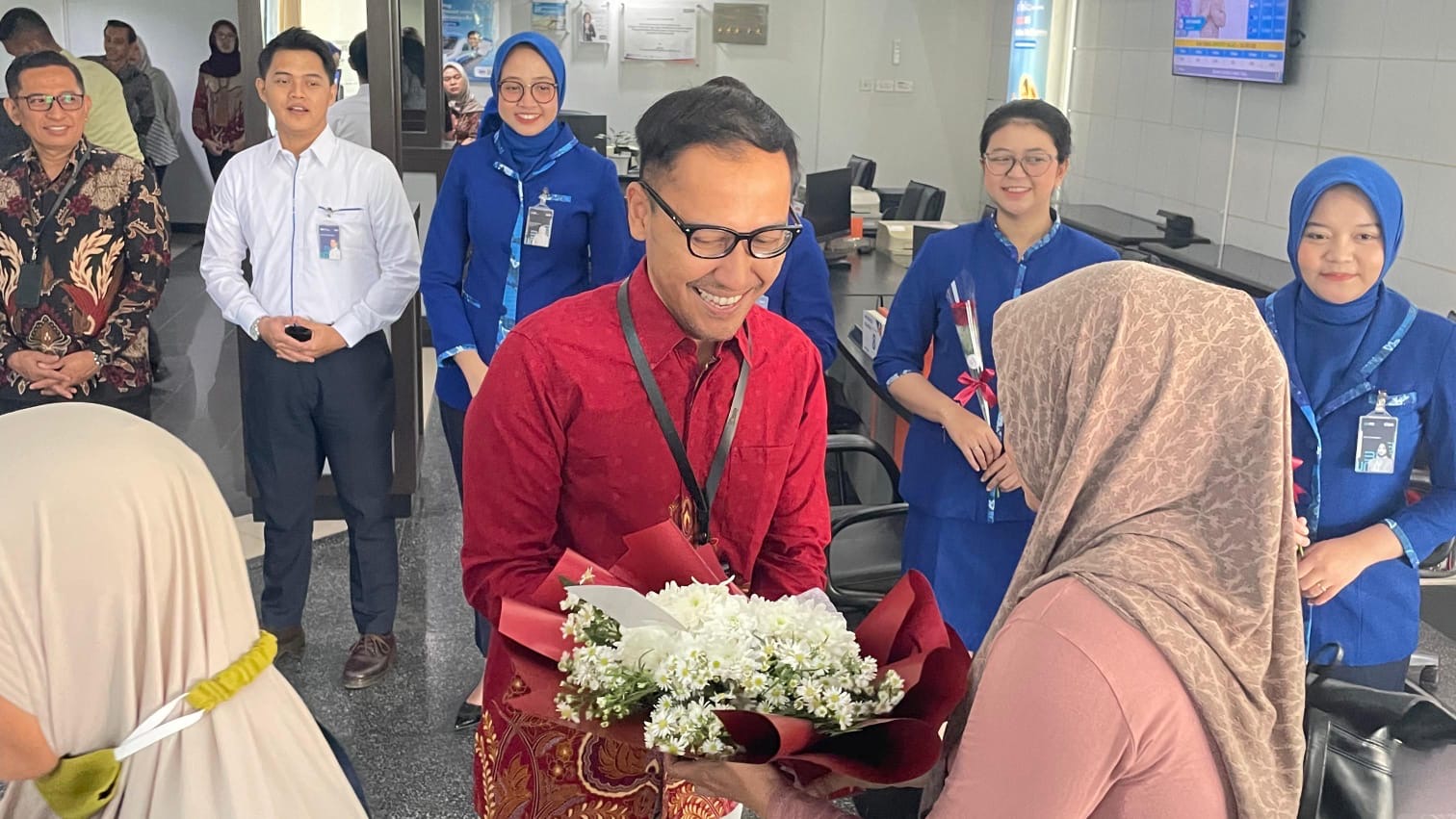 Sambut Harpelnas 2025, BRI Tegal Kejutkan Nasabah dengan Mawar dan Cokelat
