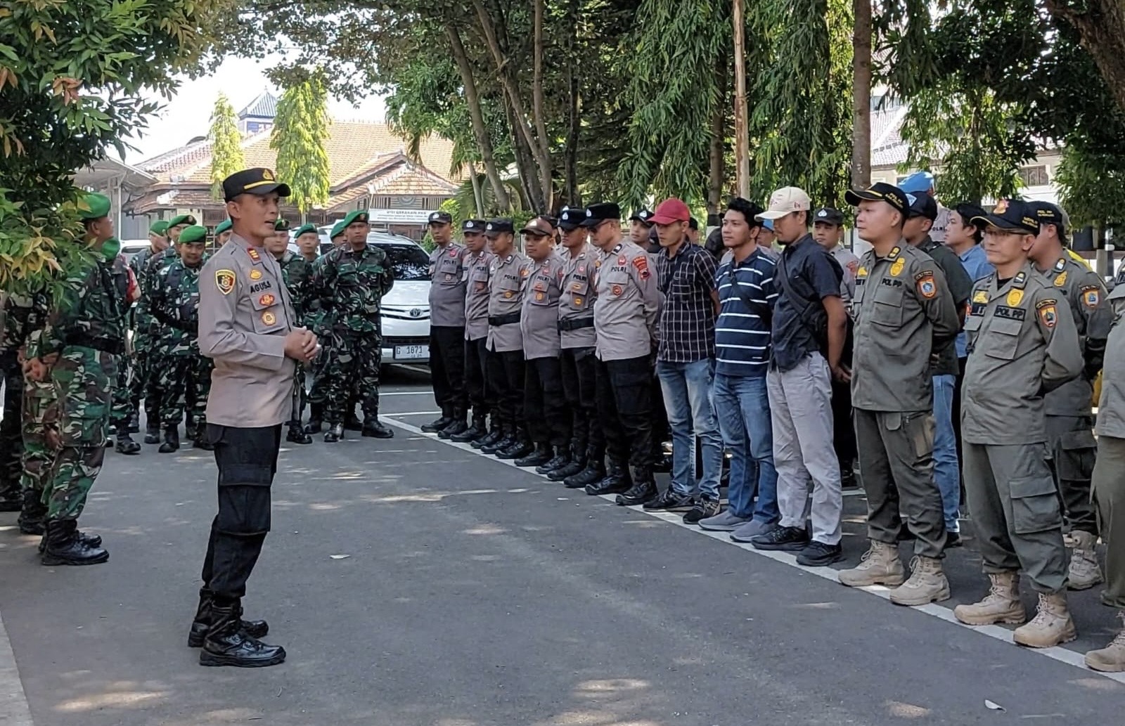 Breaking News: Aparat Gabungan Jaga Ketat Pendopo Pemalang Jelang Unjuk Rasa