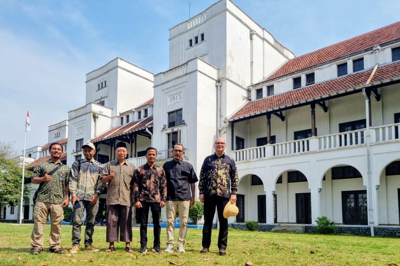 Penulis Buku Jawa Tempo Dulu, Olivier Johannes Raap, Jelajahi Bangunan Tua di Kota Tegal