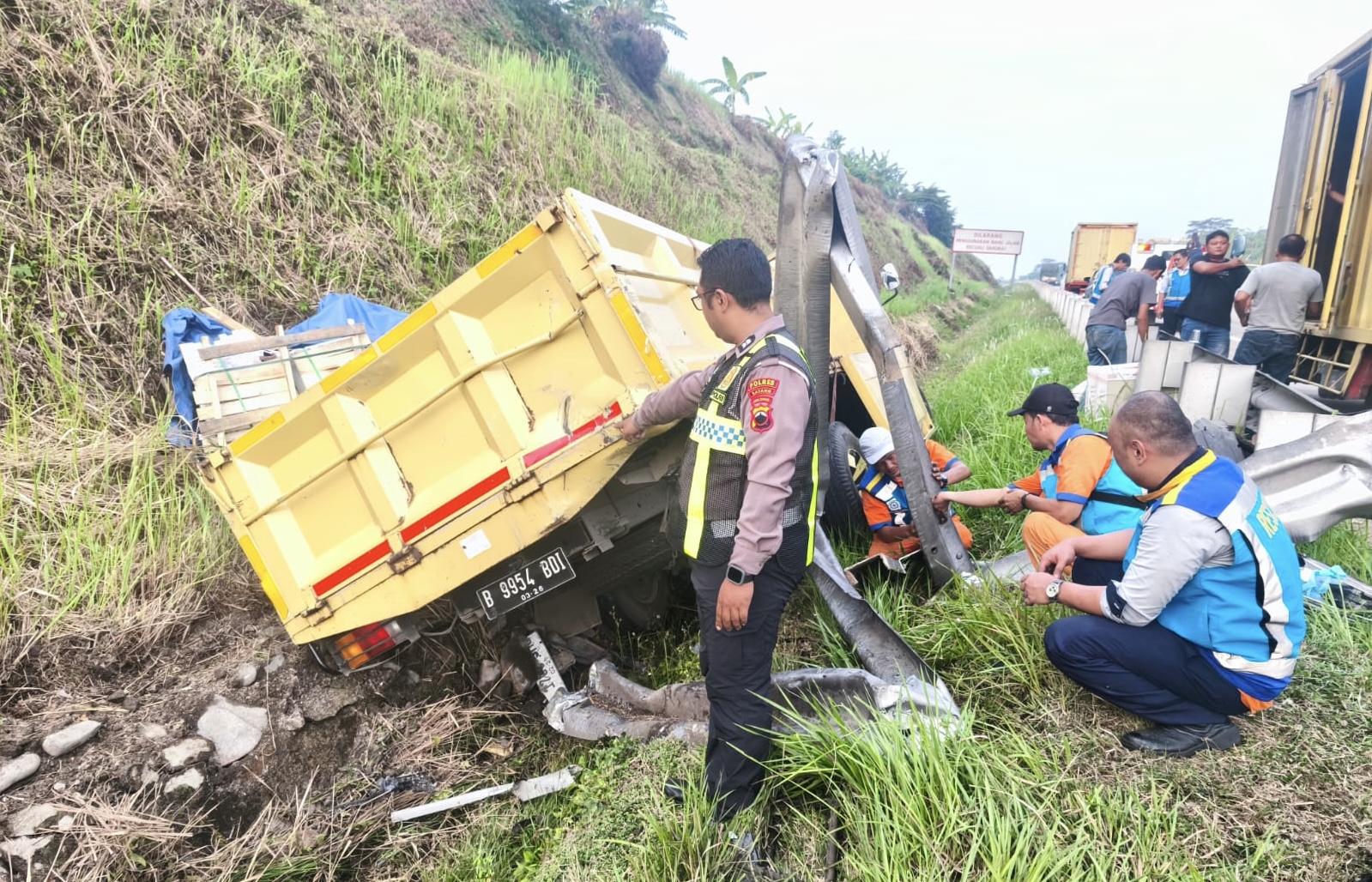Innova Tabrak Truk di Tol Batang-Semarang, 2 Korban Luka-luka