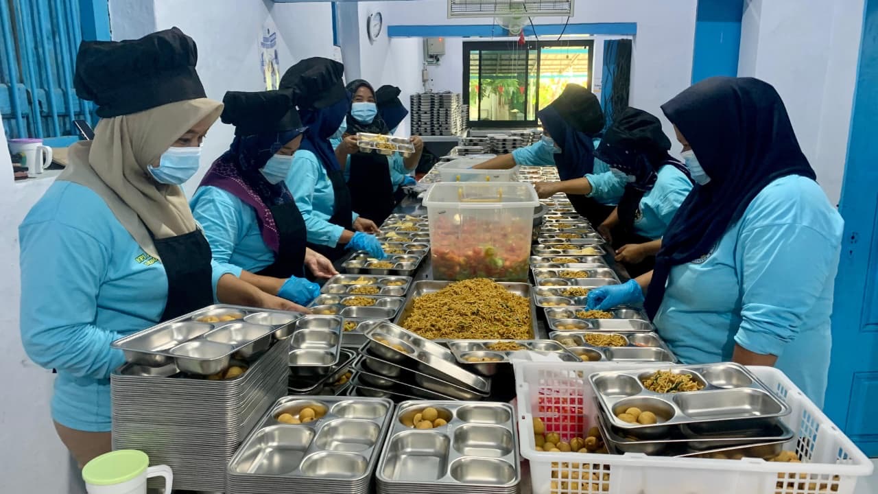 SPPG Al Hikmah Pastikan Menu MBG untuk Ribuan Siswa di Dukuhturi Aman Dikonsumsi