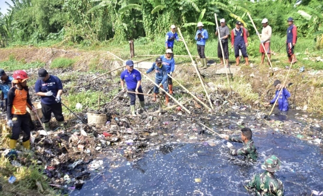 Turun Langsung Bersihkan Sungai Kaliwadas, Bupati Tegal Senggol Netizen Soal Settingan Pencitraan