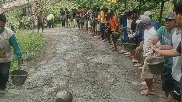 Jalan Rusak, Warga Cinanas Brebes Swadaya Perbaiki Sambil Tunggu Pokir Dewan