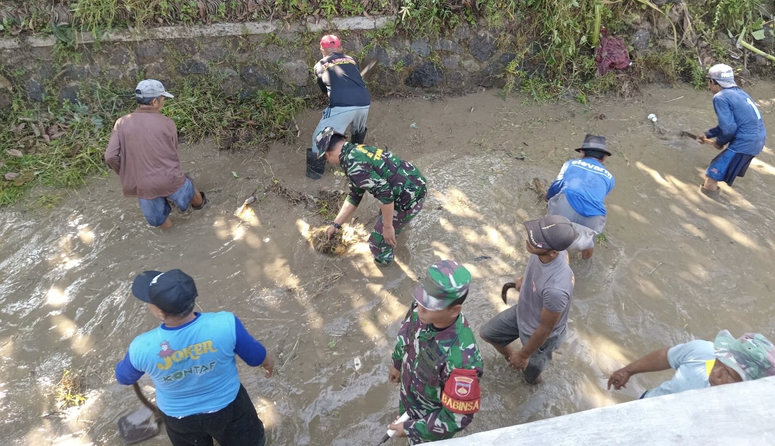 Cegah Banjir, TNI dan Warga Kompak Bersihkan Sungai di Pemalang