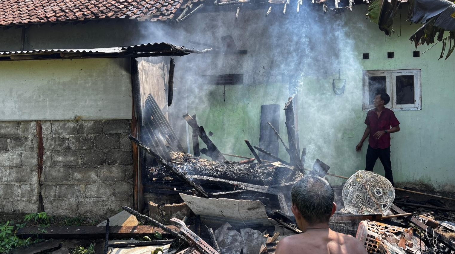 Satu Rumah Warga di Pekalongan Terbakar, Penghuni Terbangun saat Hirup Asap