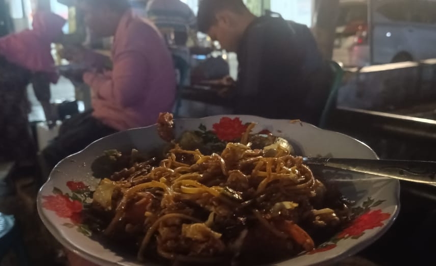 Dikenal sejak Era 70 an,  Mie Tek Tek Goreng Legendaris di Depan BRI Brebes Laris Manis, Pas Disantap Malam Hari