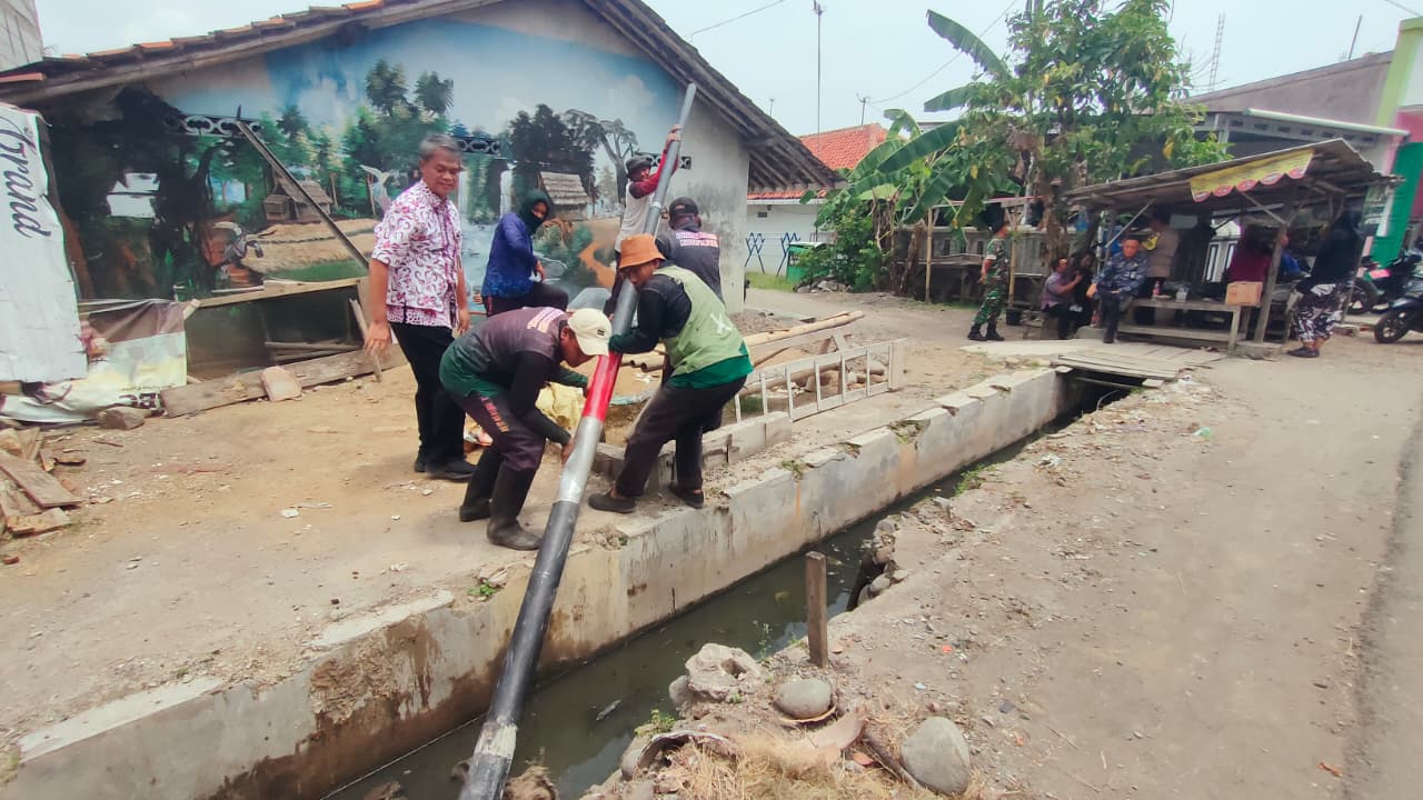 Jangan Seenaknya Pasang Jaringan di Kota Tegal, DPUPR Bongkar Tiang Provider Ilegal