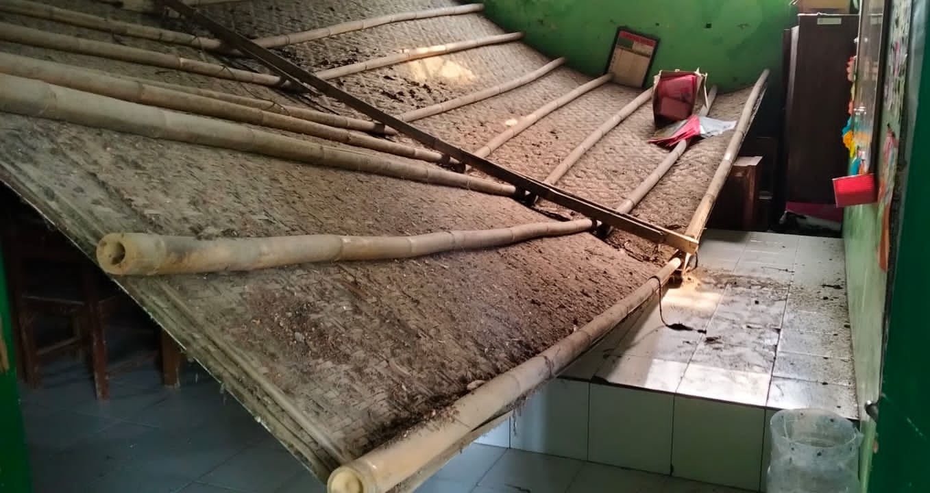 Memprihatinkan, Atap Ruang Kelas 2 SDN 3 Adiwerna Tegal Ambruk, Siswa Belajar di Perpustakaan