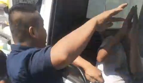 Viral! Pengendara Mobil Pukul Sopir Truk di Pemalang, Ngaku Tentara Ternyata Ojol