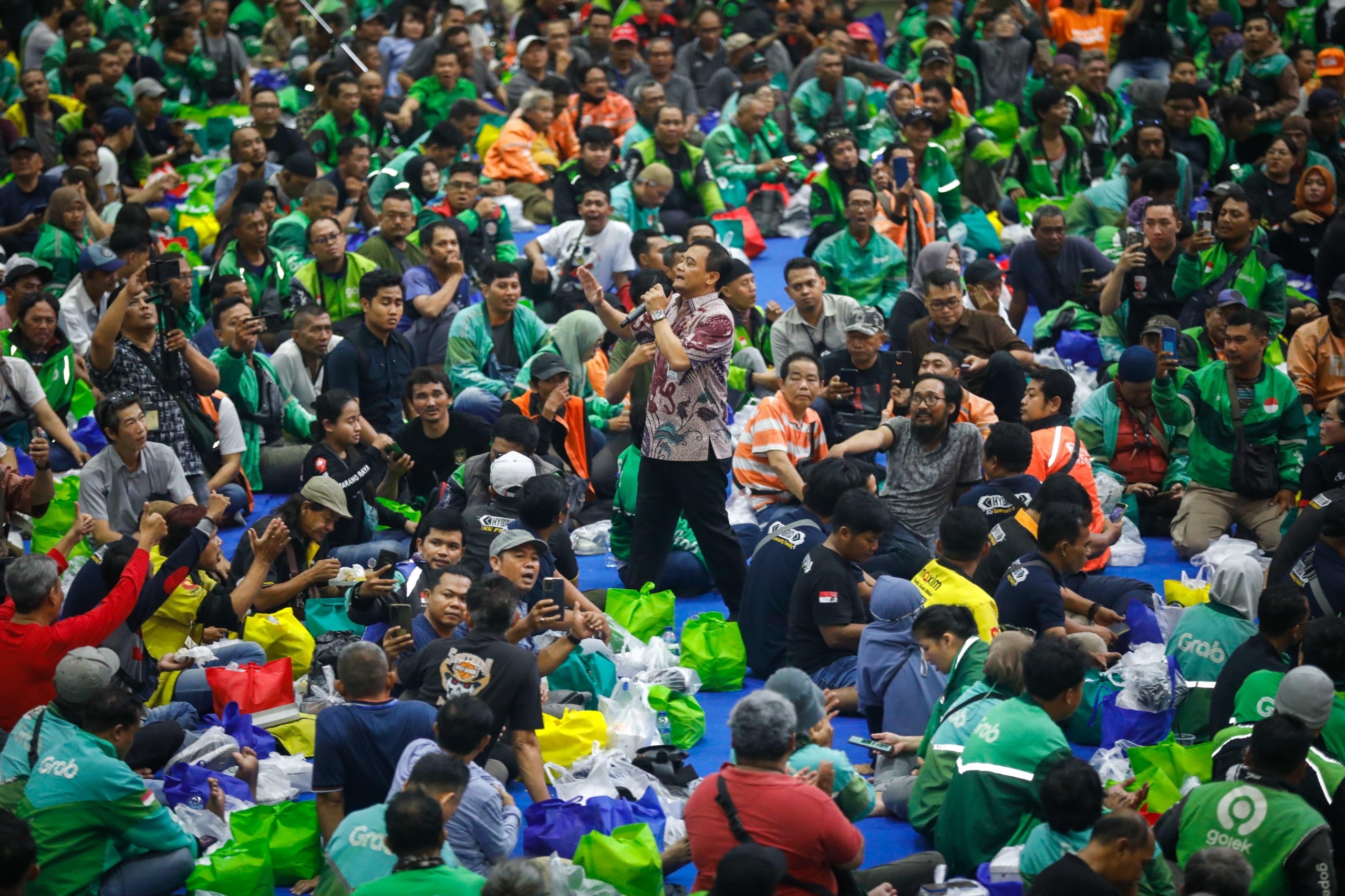 Temui Ribuan Ojol, Ahmad Luthfi Beri Diskon Pajak Kendaraan dan Bayari SIM Mati