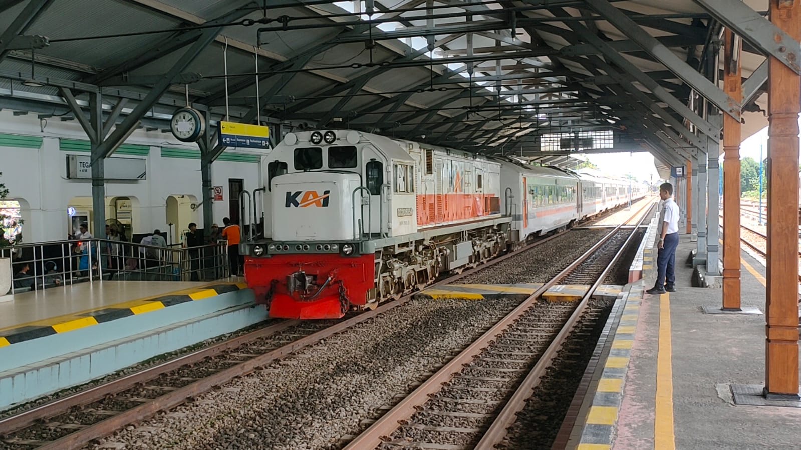 Tips Aman Naik Kereta di Musim Hujan, Nomor 2 Sering Kelupaan