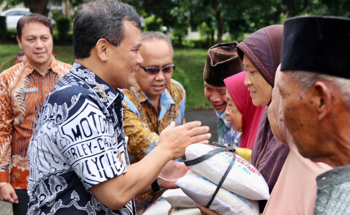 Gubernur Ahmad Luthfi Salurkan 6 Ton Beras untuk 600 Warga Rentan