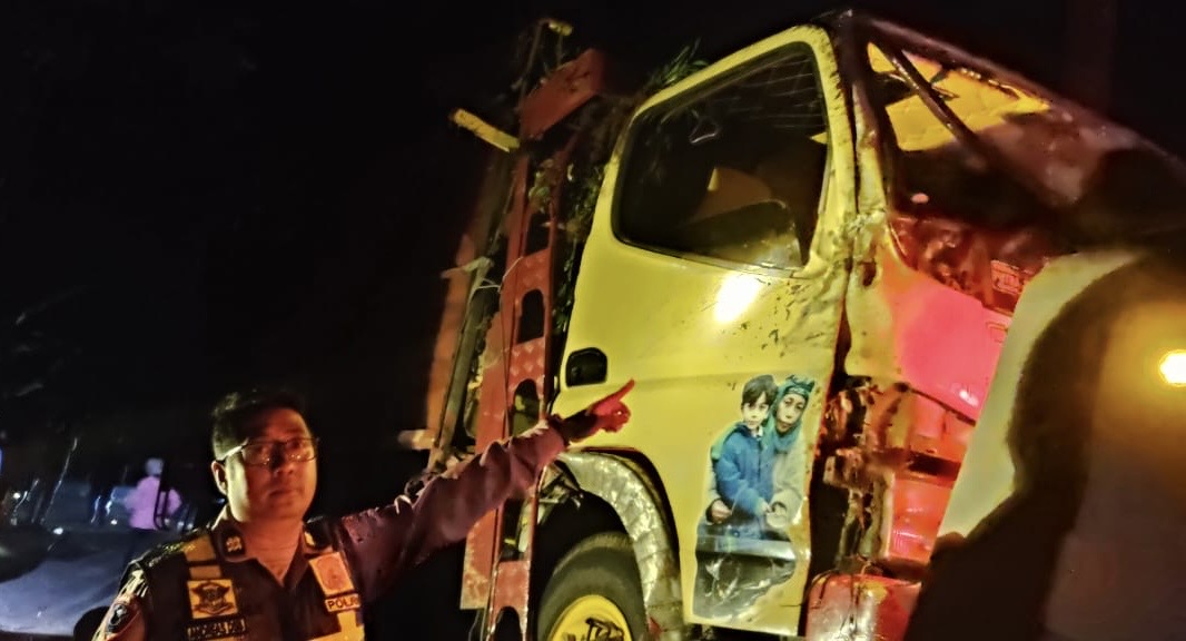 Truk Rem Blong Terguling di Batang, Pemotor Tertimpa Bak Belakang