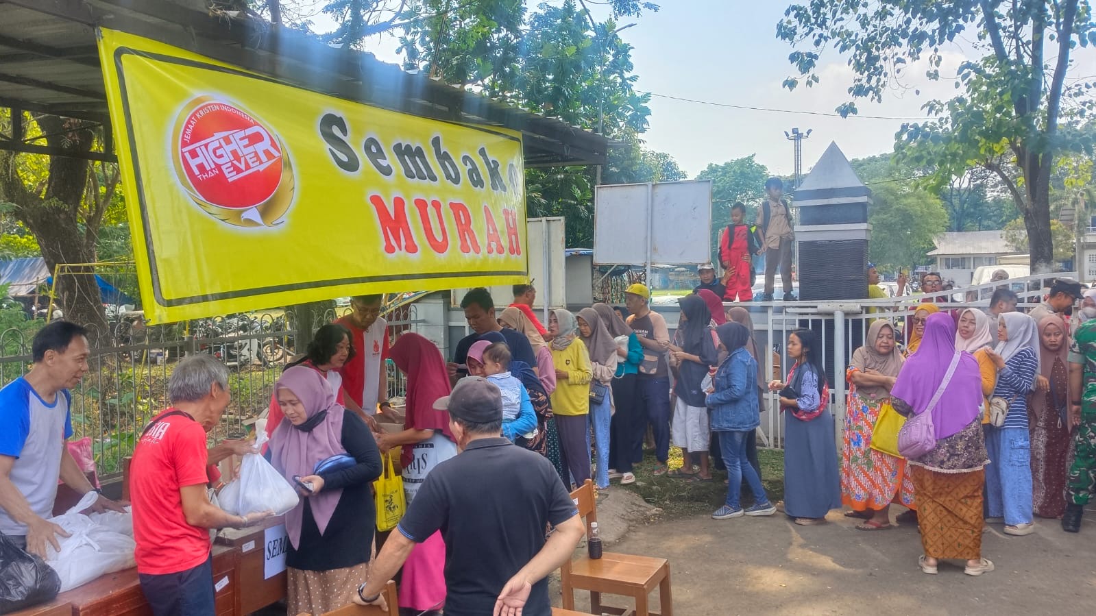 Ribuan Warga Pekalongan Serbu Pasar Murah