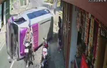 Kecelakaan Mengerikan di Belik, Elf Terguling dan Tabrak Pemotor