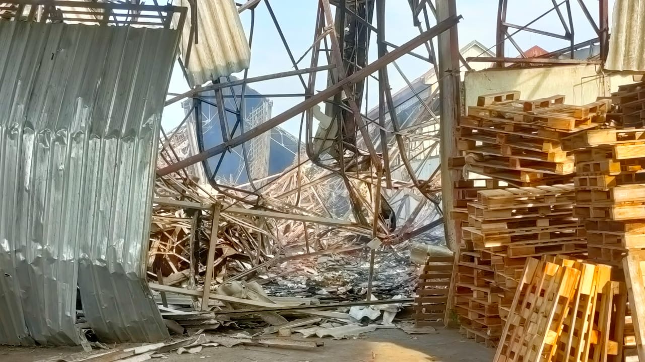 Delapan Jam Terbakar, Api di Kawasan Eks Pabrik Texin Tegal Akhirnya Padam