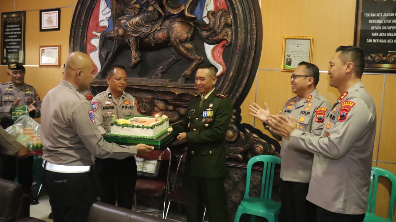 Wujud Sinergitas, Kapolres Pekalongan Beri Kejutan HUT TNI ke-80