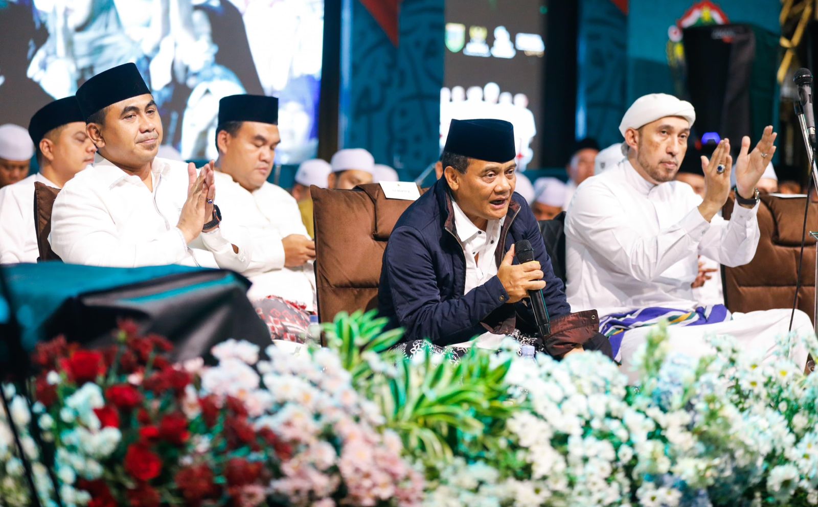 Hujan Tak Halangi Ribuan Santri Hadiri Jateng Bersholawat di Kudus
