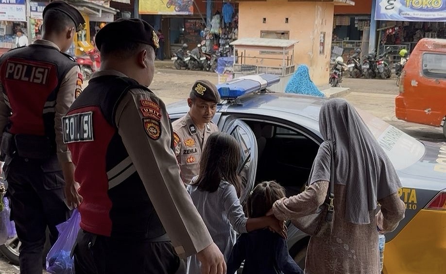 Polisi Temukan Ibu Asal Pati Kebingungan di Pasar Kajen, Langsung Bantu Hubungi Keluarga