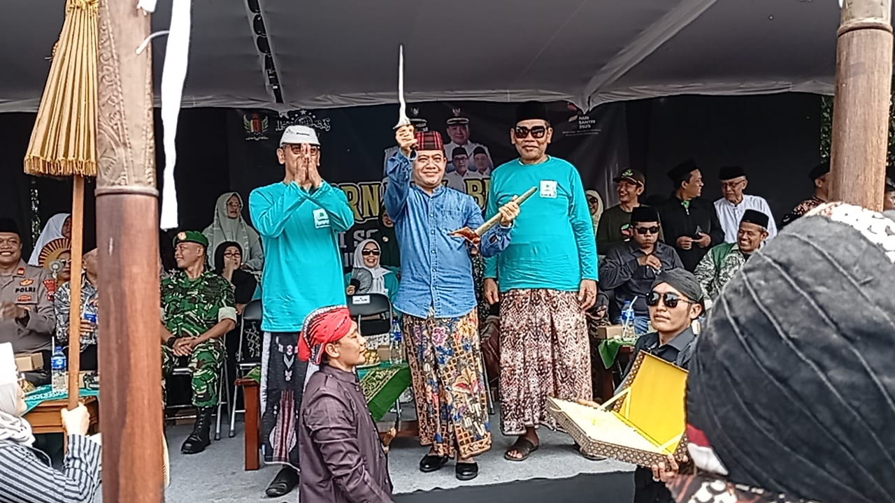 Lesbumi Pekalongan Kirab Pusaka Mbah Nur Anom di Karnaval Budaya Hari Santri 2025