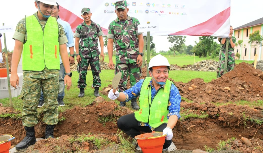 Dukung Program Nasional, Wabup Sukirman Lakukan Peletakan Batu Pertama Koperasi Merah Putih di Kesesi