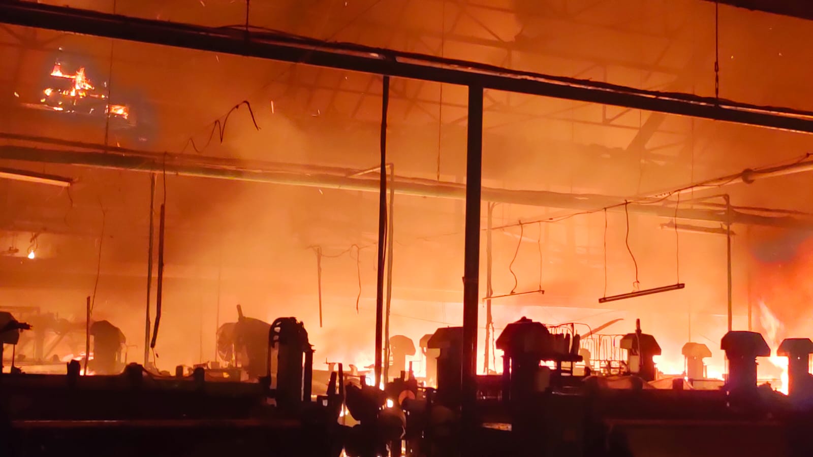 Petugas Berjibaku Padamkan Kebakaran Eks Pabrik Texin Tegal