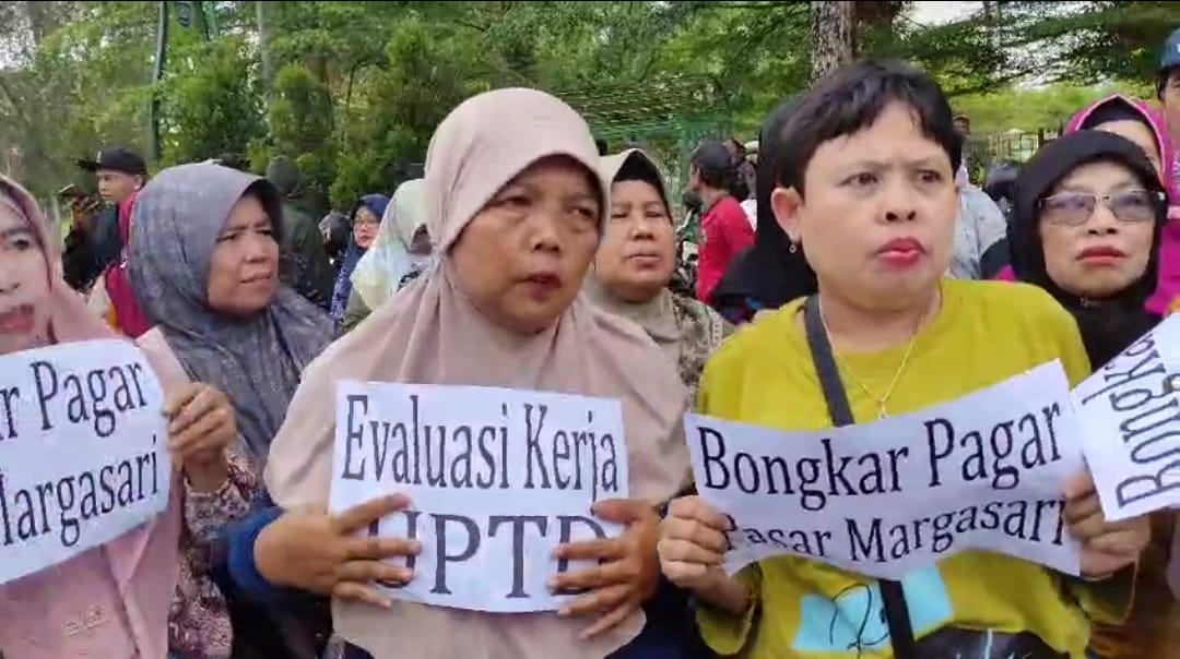 Emak-emak Pedagang Pasar Margasari Demo, Datangi DPRD Kabupaten Tegal, Ini Tuntutannya 