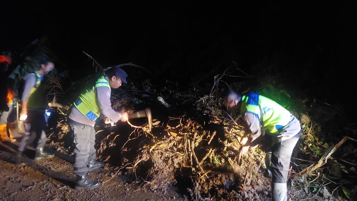 Hujan Deras Picu Longsor di Lebakbarang Pekalongan, Akses Jalan Sempat Terputus
