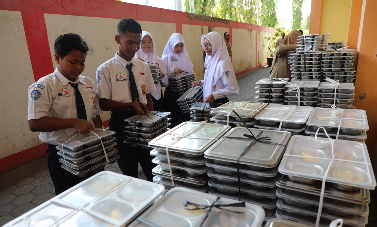 Siswa Nikmati Makan Bergizi Gratis dan Tetap Bisa Menabung Rp5 Ribu Setiap Hari