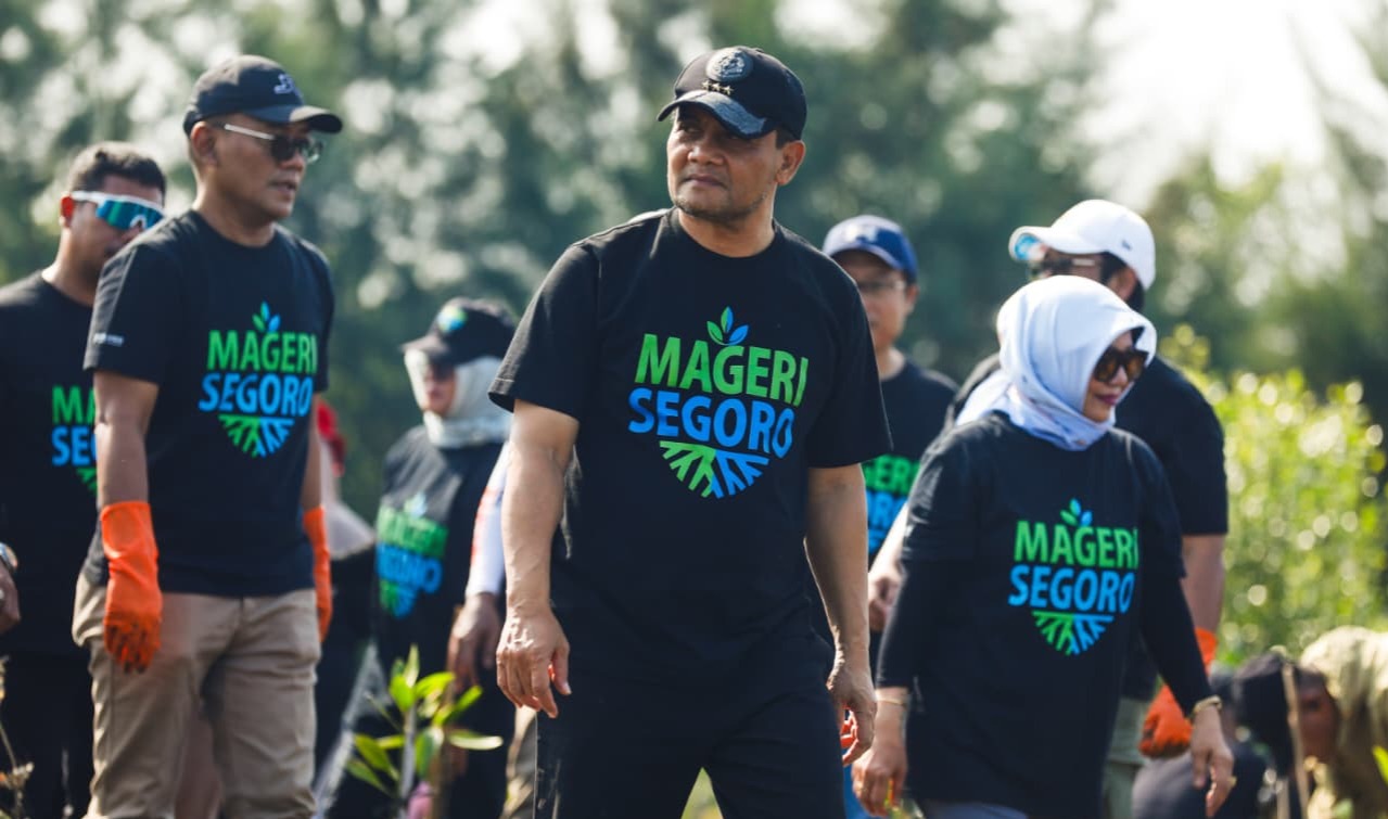 Gubernur Ahmad Luthfi Guyoni Wali Kota Tegal di Acara Mageri Segoro: Aja Mung Kromas Kramas Wae