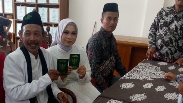 Sempat Didemo dan Balai Desa Disegel, Kades Sengon Resmi Menikah di KUA Tanjung