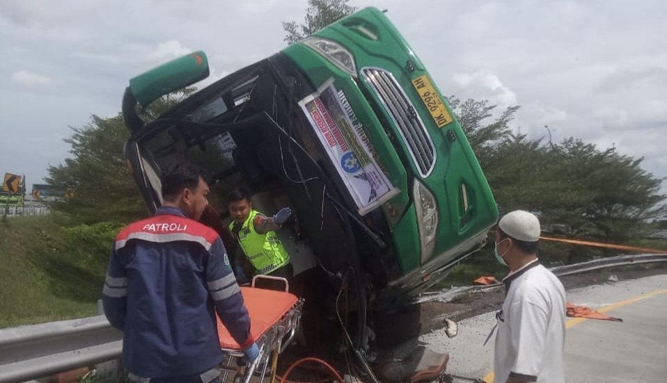 Diduga Rem Blong, Bus Wisata Terguling di Jalan Tol Pemalang, 3 Penumpang Tewas