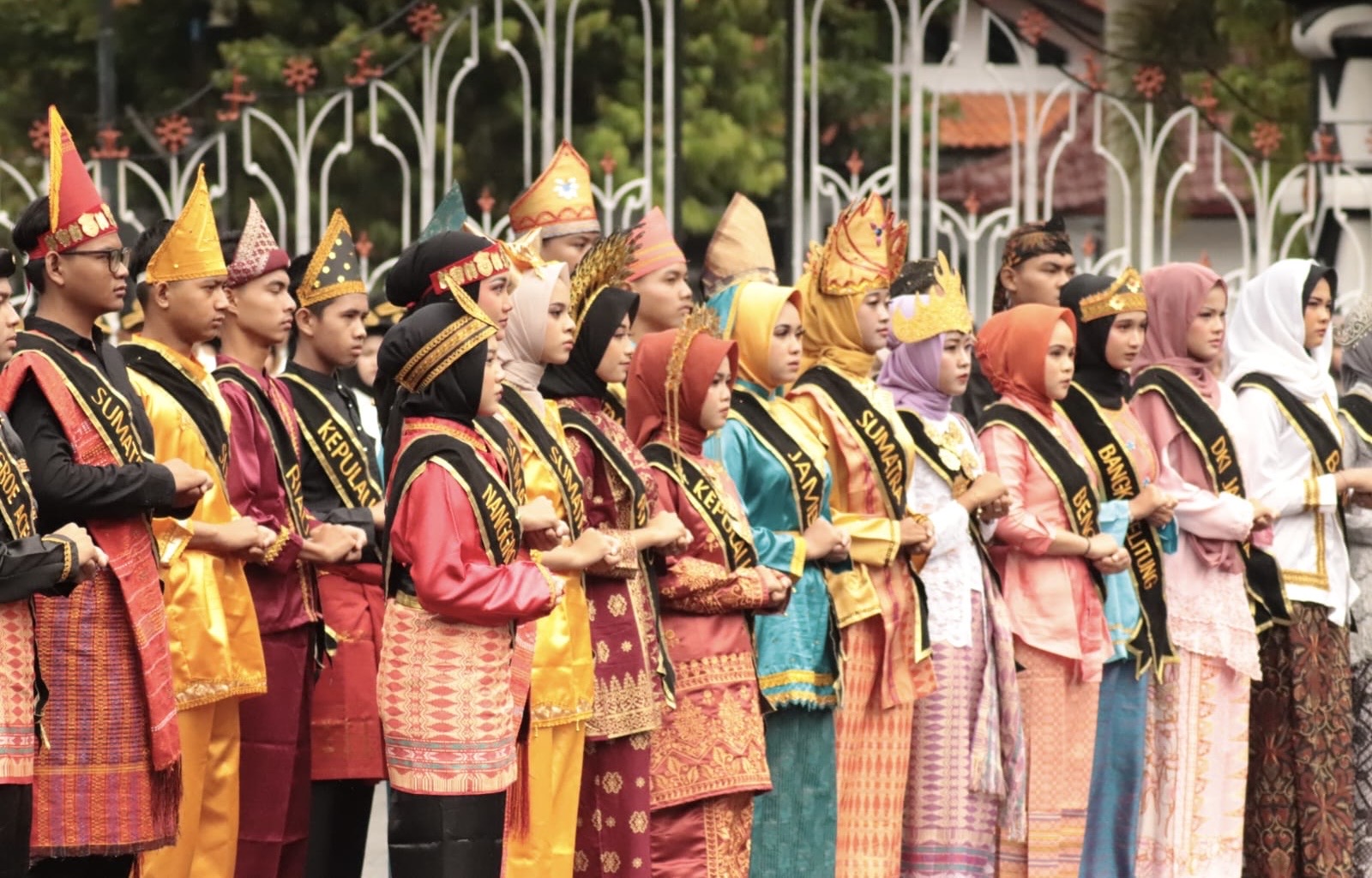 Warna-warni Pakaian Adat Nusantara Semarakkan Upacara Sumpah Pemuda di Pemalang