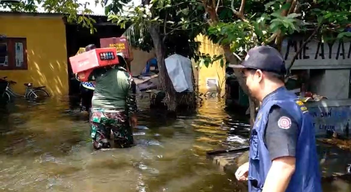 Warga Adukan ke Gubernur, Bantuan Langsung Tiba di Tengah Banjir
