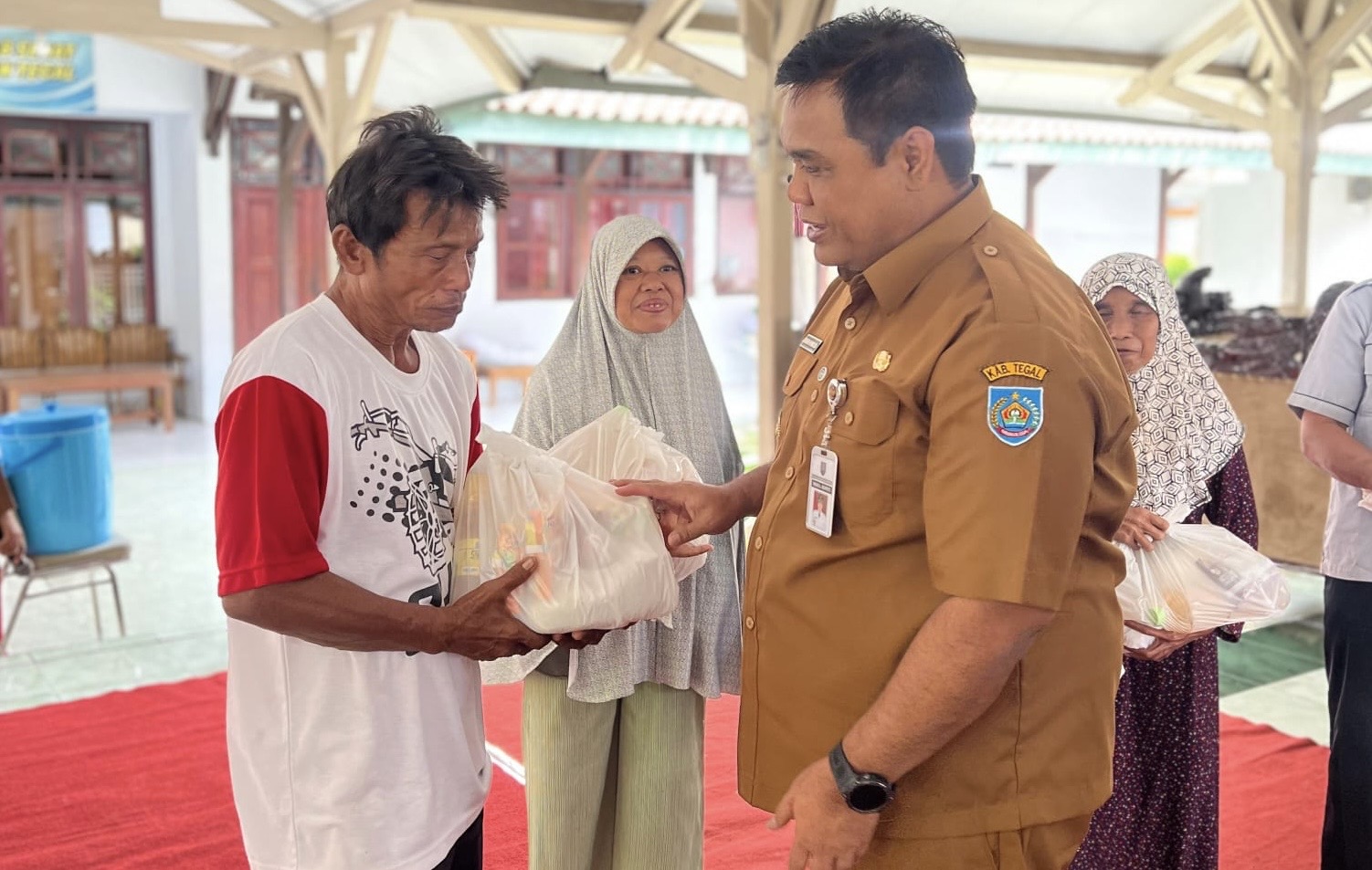 Wabup Tegal Kholid Nyamar Masuk Pasar, Beli Sembako Bagikan ke Masyarakat