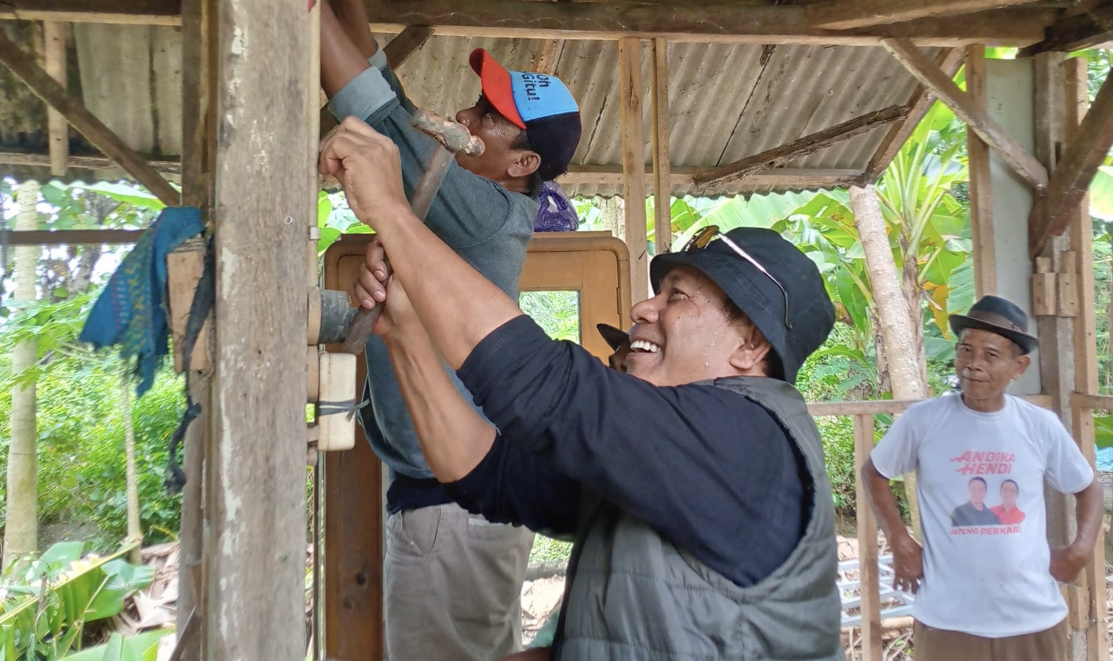 Wakil Ketua DPRD Pemalang Slamet Ramudji Fasilitasi Bedah Rumah Nenek Sebatang Kara di Wiyorowetan