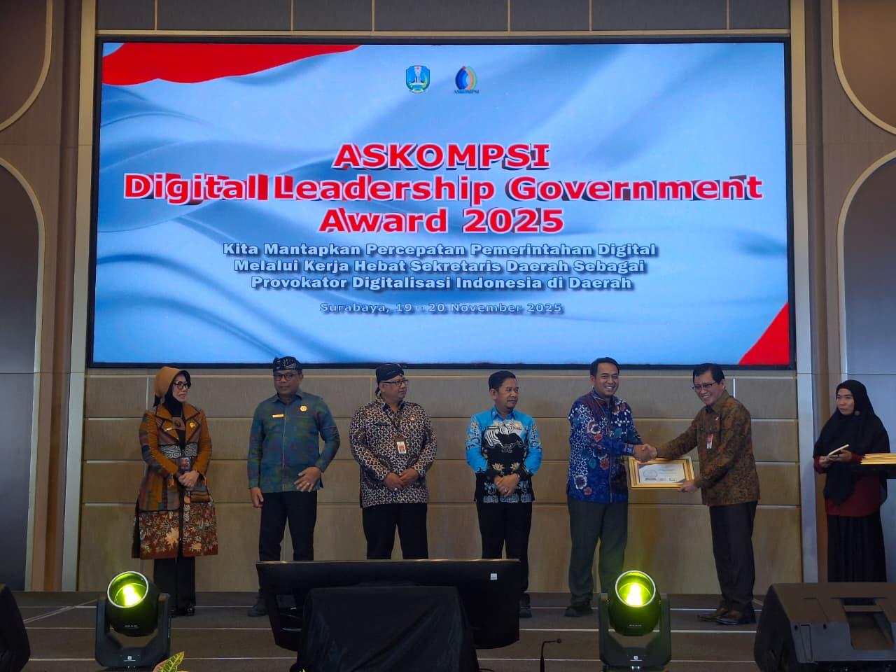 Sekda Kabupaten Pekalongan Yulian Akbar Kembali Raih ADLG Award 2025