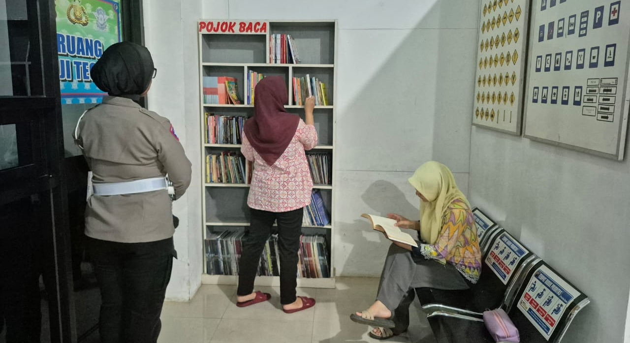 Hilangkan Bosan! Satlantas Polres Pekalongan Sediakan ''Pojok Baca'' di Ruang Tunggu SIM