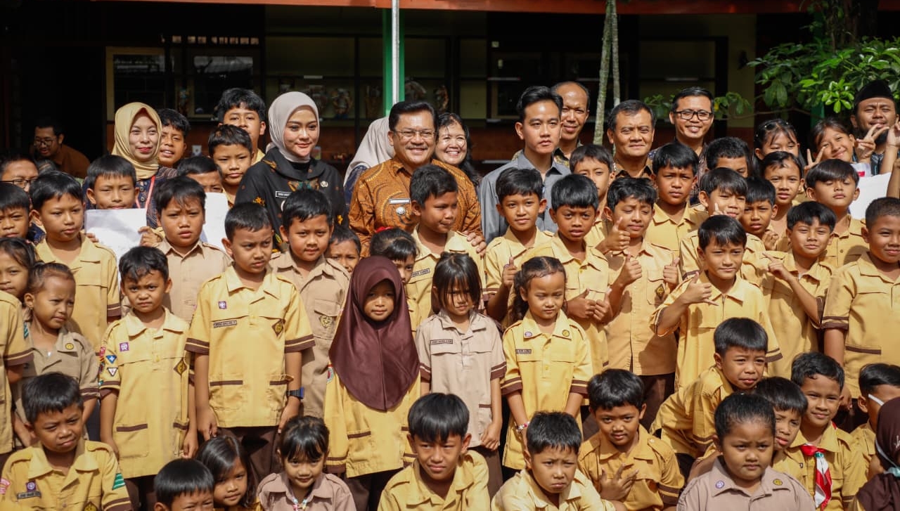Gigi Berlubang serta Batuk Pilek Mendominasi Saat Wapres Gibran dan Ahmad Luthfi Tinjau CKG Sekolah di Salatiga