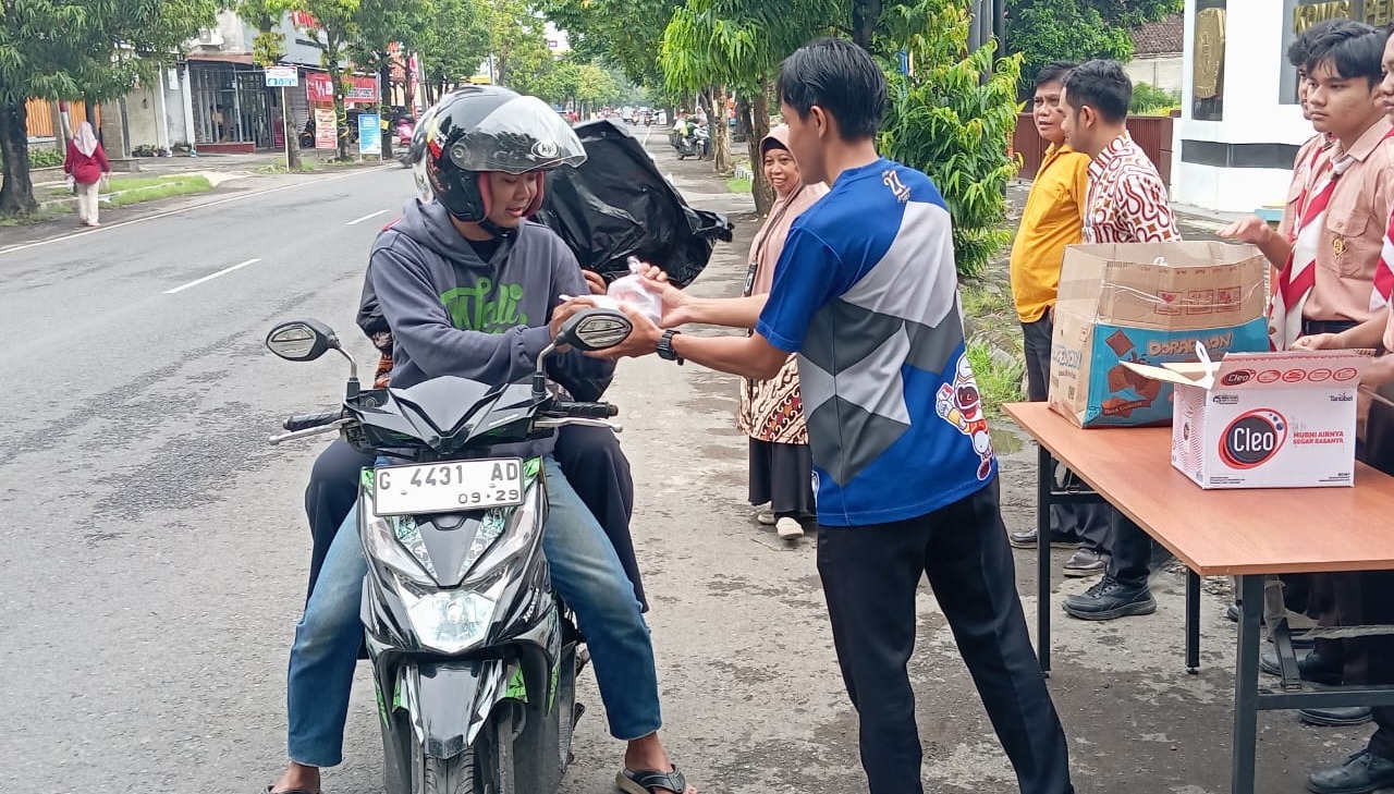 Jumat Kliwon Berkah, KPU Pemalang Turun ke Jalan Bagikan Nasi Bungkus