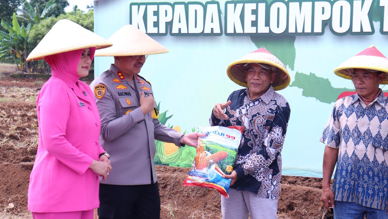 Dukung Ketahanan Pangan, Polres Pekalongan Serahkan 15 Ton Bibit Jagung ke Petani