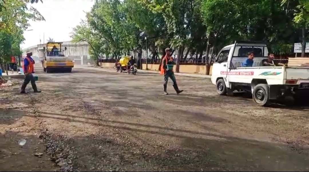 DPUPR Kota Tegal Lakukan Pemeliharaan Rutin Jalan Mayjend S Parman, Pengguna Jalan Diimbau Waspada