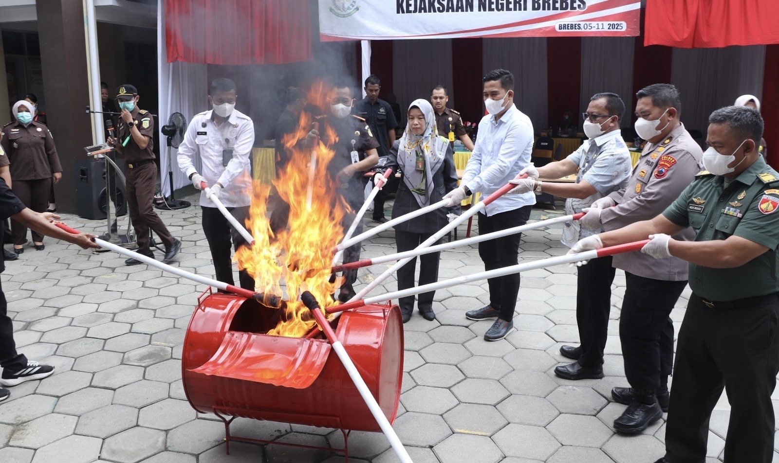 Kejari Brebes Musnahkan 42.455 Butir Obat "Aceh" dan 77,25 Gram Sembako Sintetis