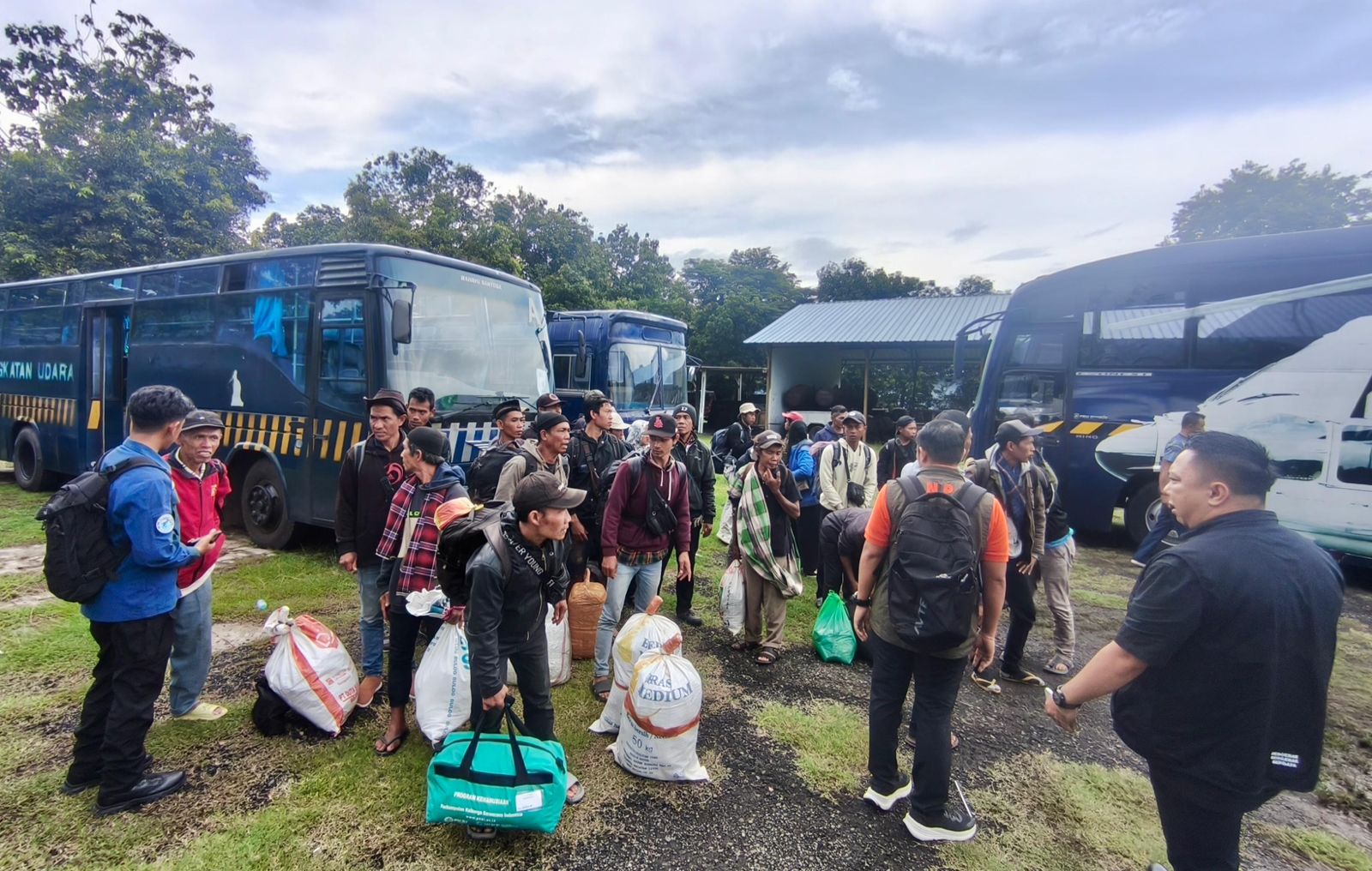 Pemprov Jateng Pulangkan 100 Warga Terdampak Banjir Sumatra