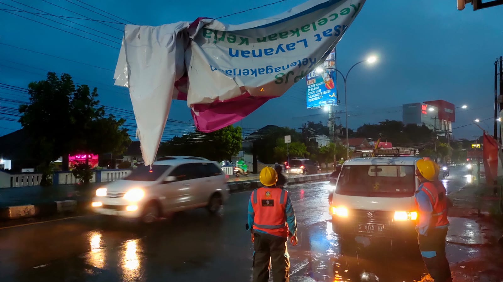 Diterjang Angin Kencang, Baliho Raksasa Nyaris Tutup Jalur Pantura Tegal