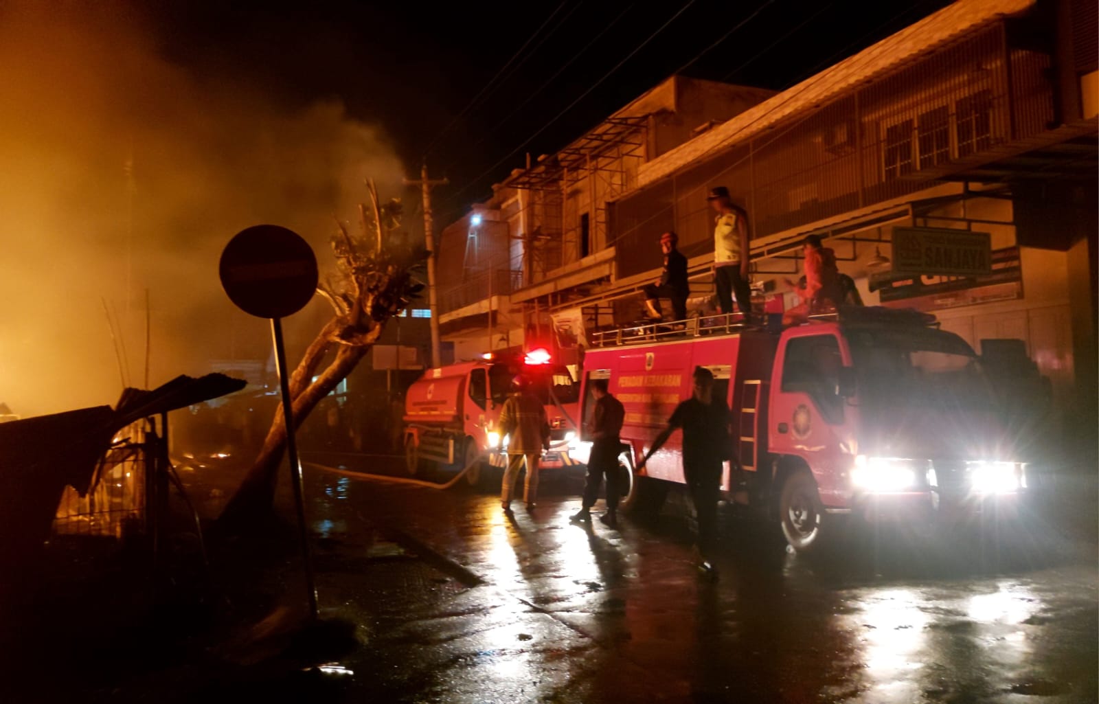 Petugas Kerahkan 3 Unit Mobil Pemadam di Pasar Pagi Pemalang