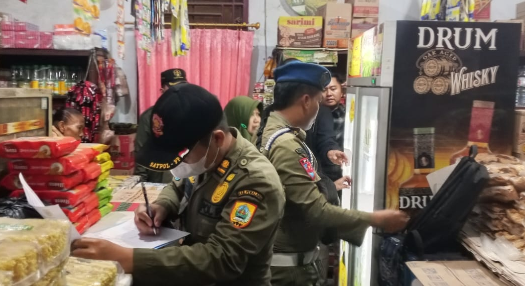 Satpol PP Pemalang Gerebek Dua Warung Bandel Penjual Miras di Taman
