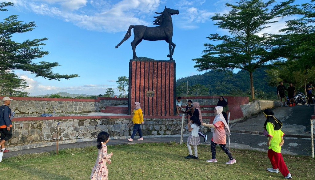 Lapangan Watu Jaran Jadi Spot Jogging Terpopuler di Bumiayu
